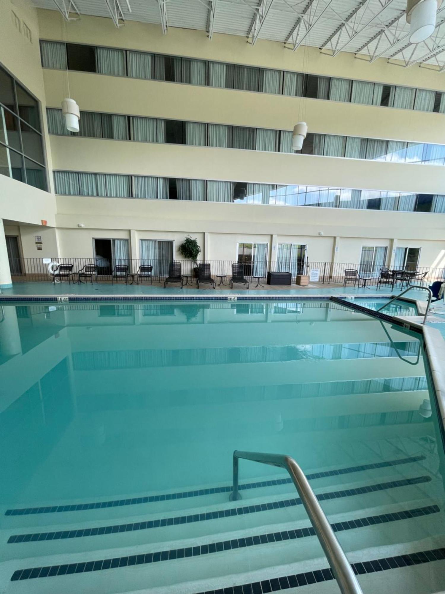 Gateway Hotel & Convention Center Флинт Екстериор снимка