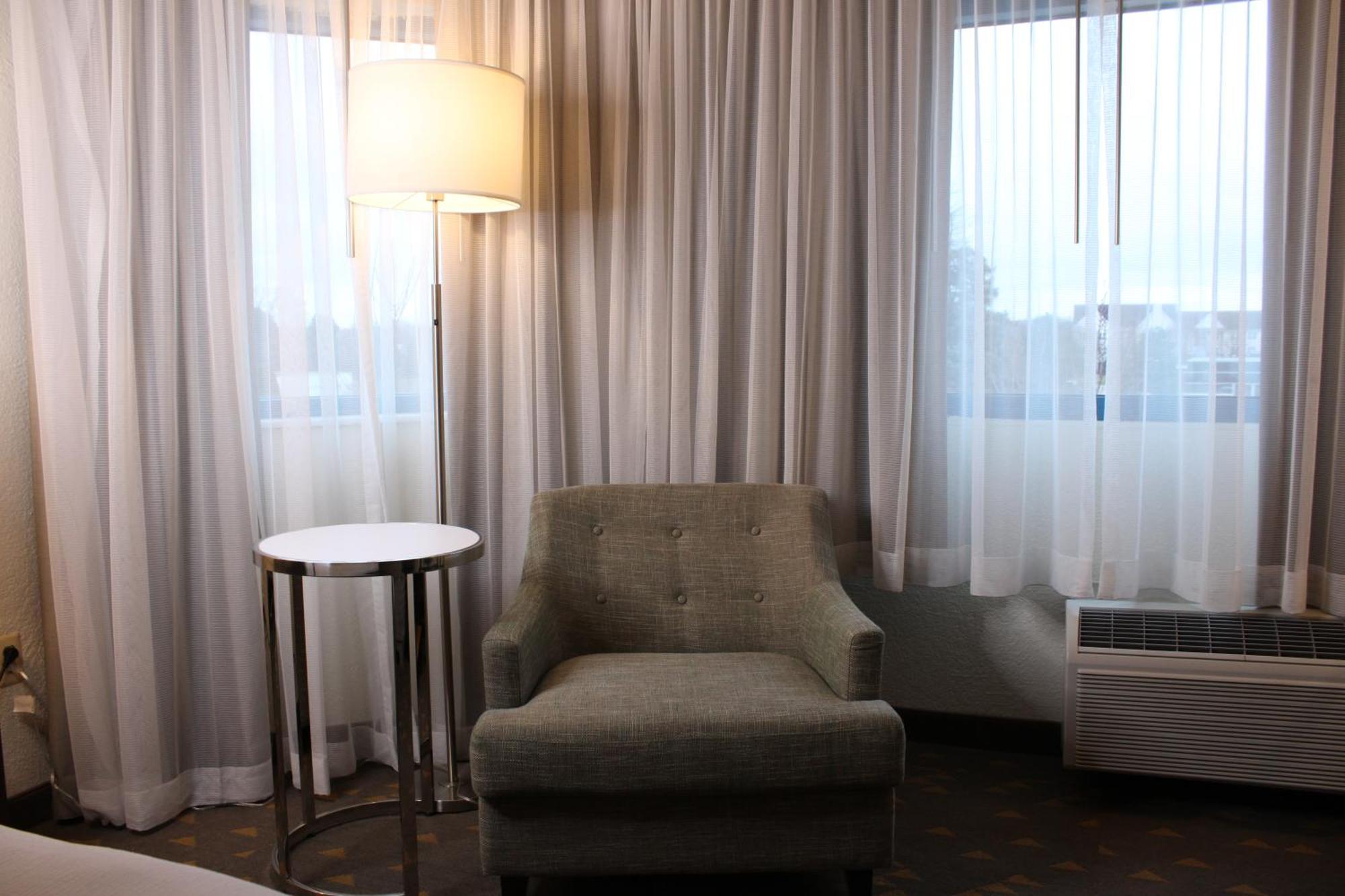 Gateway Hotel & Convention Center Флинт Екстериор снимка